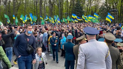 9 травня у Харкові: до Меморіалу Слави несуть квіти 9 травня у Харкові: до Меморіалу Слави несуть квіти