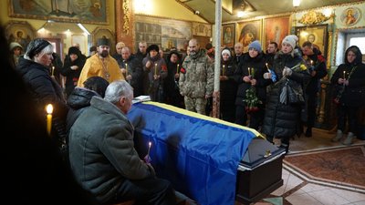 У Сумах попрощалися із загиблим військовим Артемом Золотарьовим У Сумах попрощалися із загиблим військовим Артемом Золотарьовим