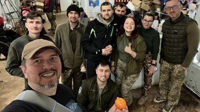 Військовий лікар Олег Токарчук каже, що на війні познайомився з "класними людьми" Військовий лікар Олег Токарчук каже, що на війні познайомився з "класними людьми"