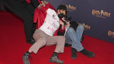 Активісти на виставі «Гаррі Поттер і прокляте дитя»