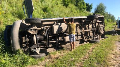 "Підрізали" один одного: біля Рівного перекинувся мікроавтобус з пасажирами