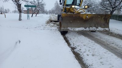 Негода на Прикарпатті: у селах цілодобово розчищають дороги