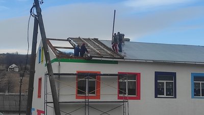 У школі на Буковині почали ремонтувати дах, який пошкодив вітер