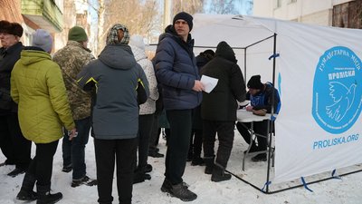 Волонтери допомагають оформити документи мешканцям Сум після атаки РФ