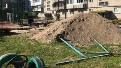 У дворі луцької багатоповерхівки тепловики лишили ями і труби. Чому зупинили роботи