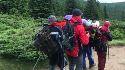 Прикарпатські гірські рятувальники допомогли туристці, яка травмувала ногу Прикарпатські гірські рятувальники допомогли туристці, яка травмувала ногу
