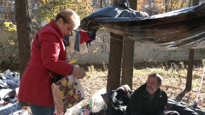 Мріє про повернення до Грузії: на подвір’ї однієї з черкаських лікарень мешкає бездомний