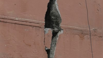 У Запоріжжі через підтоплення руйнується будинок: що кажуть в управляючій компанії У Запоріжжі через підтоплення руйнується будинок: що кажуть в управляючій компанії