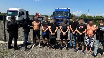 Трьох закарпатців підозрюють у переправленні чоловіків через кордон