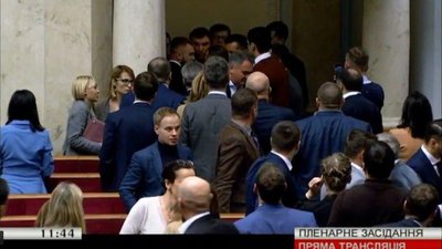 "Слуги народу" почубились у сесійній залі