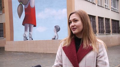 "Хотів створити щось радісне": в Одесі французький художник намалював мурал на будівлі школи "Хотів створити щось радісне": в Одесі французький художник намалював мурал на будівлі школи