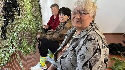 Жителі села Раківка плетуть маскувальні сітки для ЗСУ