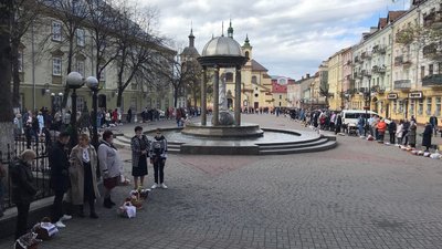 Франківськ напередодні Великодня: містяни освячують паски