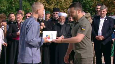 Двоє жителів Житомирщини отримали паспорти з рук президента