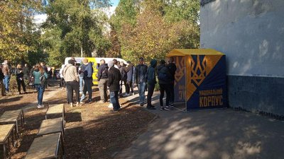 У Харкові пікетують суд: там розглядають справу про напад на автобус ОПЗЖ У Харкові пікетують суд: там розглядають справу про напад на автобус ОПЗЖ