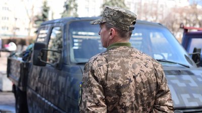 З Черкас на передову відправили нові автомобілі З Черкас на передову відправили нові автомобілі