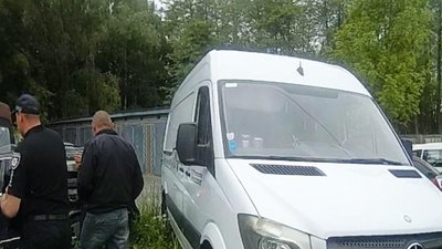 На Житомирщині чоловік продавав пальне з мікроавтобуса – поліція вилучила 300 літрів дизелю