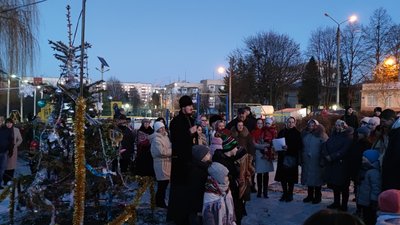 Отець Василь з прихожанами співає колядки