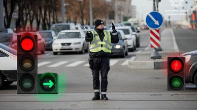 Сигнали регулювальника: пояснює патрульна поліція Сигнали регулювальника: пояснює патрульна поліція