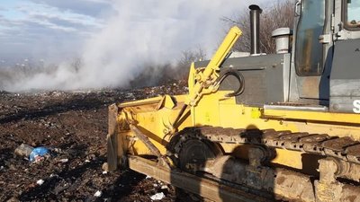 У Тлумачі на Франківщині рятувальники третій день гасять сміттєзвалище У Тлумачі на Франківщині рятувальники третій день гасять сміттєзвалище