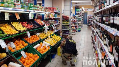 Вибухотехніки перевіряють приміщення одного з магазинів на замінування Вибухотехніки перевіряють приміщення одного з магазинів на замінування