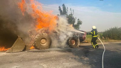 На Вінниччині посеред дороги загорівся трактор На Вінниччині посеред дороги загорівся трактор