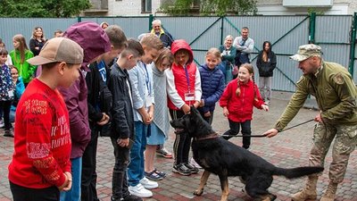 Тернопільські кінологи разом із собаками відвідали дітей-переселенців