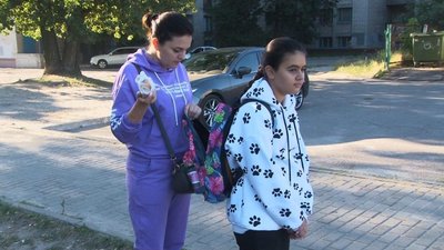 Сніданок з собою, але де поїсти? У Дніпрі ученицю не пускали до шкільної їдальні зі своєю їжею Сніданок з собою, але де поїсти? У Дніпрі ученицю не пускали до шкільної їдальні зі своєю їжею