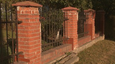 Інша скаржиться, що від великогабаритного транспорту, з паркану облетіла плитка. Фото: Суспільне Поділля Інша скаржиться, що від великогабаритного транспорту, з паркану облетіла плитка. Фото: Суспільне Поділля