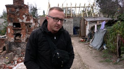 "Буде дом бабі": у Чернігові волонтери відбудовують житло для сестер, що живуть у курятнику "Буде дом бабі": у Чернігові волонтери відбудовують житло для сестер, що живуть у курятнику