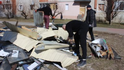 "Головне, допомагати та не боятися". Жителі Охтирки на Сумщині прибирають місто