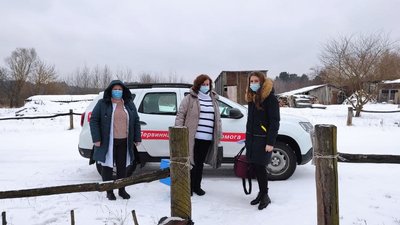 Їздять у віддалені села: як мобільні бригади в громаді на Волині вакцинують проти COVID-19