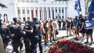Сутички на "Одеса Прайд 2020": версії ЛГБТ-спільноти, противників та поліції Сутички на "Одеса Прайд 2020": версії ЛГБТ-спільноти, противників та поліції