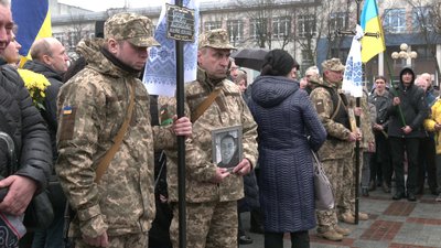 У Рівному попрощалися із двома захисниками, які загинули на сході України У Рівному попрощалися із двома захисниками, які загинули на сході України