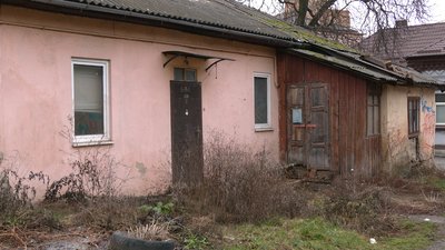 Небезпечне сусідство: у напівзакинутому будинку у Рівному почастішали пожежі