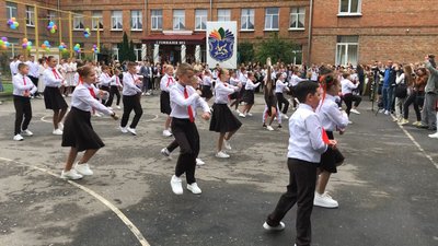 У Хмельницькій гімназії №1 перший дзвоник розпочався із флешмобів від випускників та "першокласників". У Хмельницькій гімназії №1 перший дзвоник розпочався із флешмобів від випускників та "першокласників".