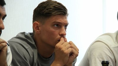Хлопець каратистки Володимир Зарецький під час перегляду поєдинку. Хлопець каратистки Володимир Зарецький під час перегляду поєдинку.