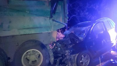 В'їхали у вантажівку. У Чернівецькій області в аварії загинули двоє людей