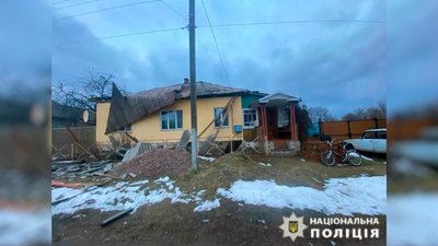 Пошкоджений будинок у Семенівці на Чернігівщині Пошкоджений будинок у Семенівці на Чернігівщині