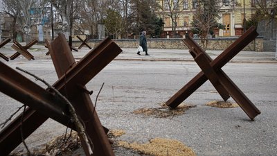 Херсон, протитанкові їжаки, вулиця