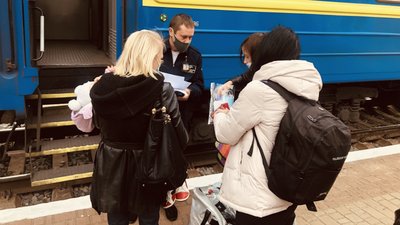 Експрес-тест на вокзалі: як у Мукачеві виконують нові правила міжобласного перевезення пасажирів Експрес-тест на вокзалі: як у Мукачеві виконують нові правила міжобласного перевезення пасажирів