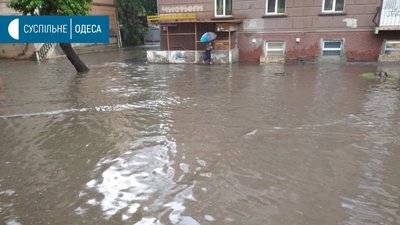 В Одесі злива затопила вулиці, поліція перекрила рух транспорту В Одесі злива затопила вулиці, поліція перекрила рух транспорту