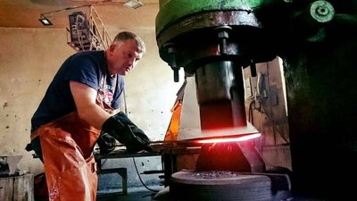 Дві тисячі будівельних скоб для бліндажів виготовили та відправили на передову жителі Чуднівщини Дві тисячі будівельних скоб для бліндажів виготовили та відправили на передову жителі Чуднівщини