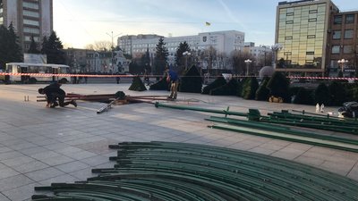У Черкасах почали встановлювати головну ялинку