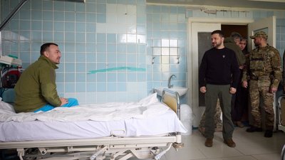 Президент відвідав передові позиції українських військових та госпіталь на Донеччині Президент відвідав передові позиції українських військових та госпіталь на Донеччині