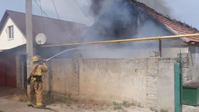 На Херсонщині горів дах одноповерхового житлового будинку