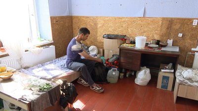 Переселенець із Дніпропетровської області Євген Сідіхін тимчасово зупинився у садочку в Опішні Переселенець із Дніпропетровської області Євген Сідіхін тимчасово зупинився у садочку в Опішні