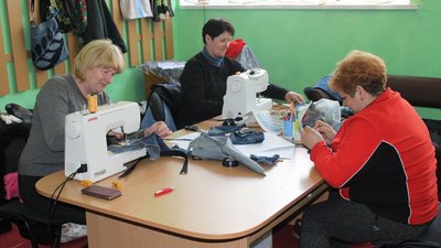 На Житомирщині жительки села шиють безкоштовні екосумки для своїх односельців