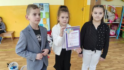 За зібране діти отримують призи та грамоти За зібране діти отримують призи та грамоти