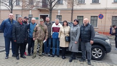 У Тернополі працівники спортивних шкіл придбали для військових позашляховик